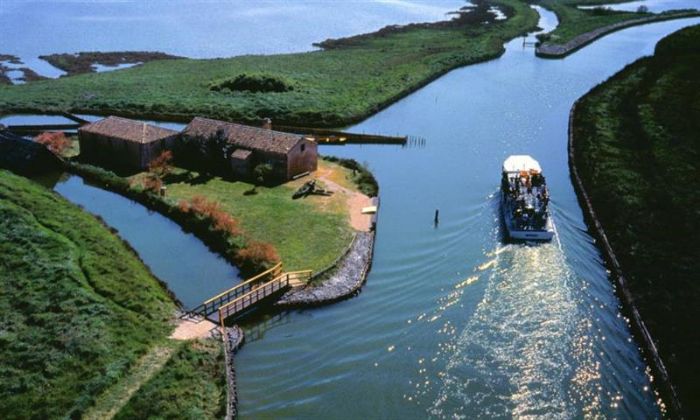 Navigazione Delta del P con pranzo a bordo e Castello della Mesola